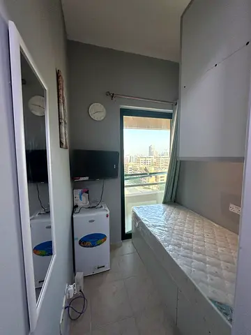 2 mnts from metro Single partition with balcony and smart TV & fridge