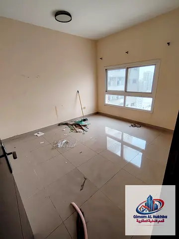 غرفة وصالة بالقاسمية بودانق خلف ميغا مول، مطبخ كبير وتكييف مركزي وحمام، باركن مجاني شامل الإيجار، 32 ألف سنويًا، 4 دفعات، تأمين شيك مؤجل 6 أشهر.