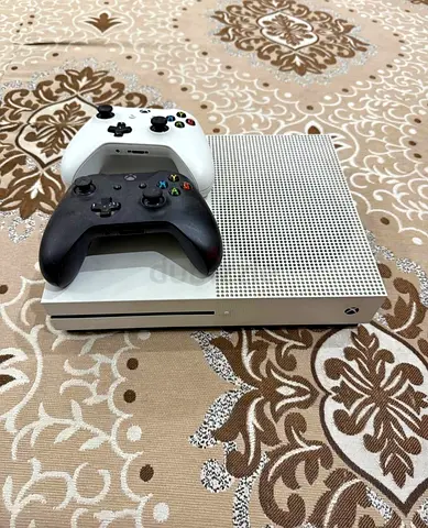 MICROSOFT XBOX ONE S WITH 2 JOYSTICK FOR SALE