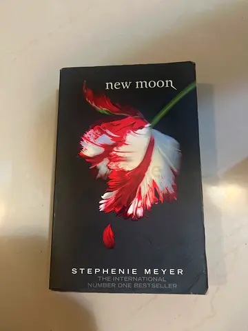 New Moon by Stephenie Meyer - Paperback