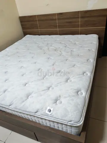 Queen size wooden bed frame with mattress included 180*200
