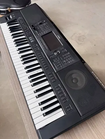 Yamaha PSR-SX 900 Portable Keyboard with Built-in Speakers - Good Condition