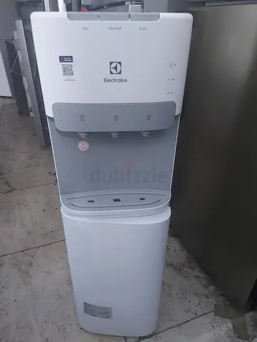Bottom load water dispenser