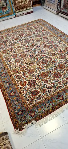 Persian-style floral area rug in good condition - large size 250x350cm