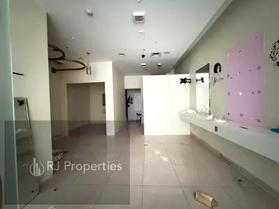 Hot OFFER LUXURY shop very prime lecation business area ready to move only jest 70k