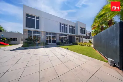 Suburban villa for family, easy access to the city