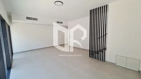 Green views and spacious 4-bedroom townhouse in Azalea