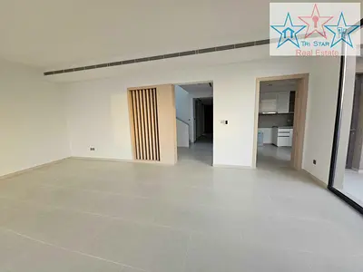 فيلا مكونة من 5 غرف نوم في "قرية جبل علي" من تطوير شركة "نخيل". تتميز الفيلا بموقع متميز ضمن صف واحد وتطل مباشرة على الحديقة، مما يوفر خصوصية عالية وإ