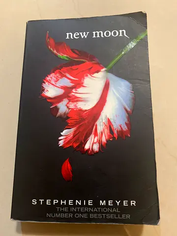 New Moon by Stephenie Meyer - Paperback (Twilight Saga #2)