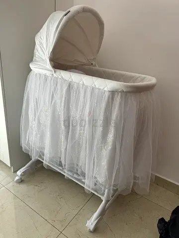Elegant White Baby Bassinet with Tulle Skirt and Canopy