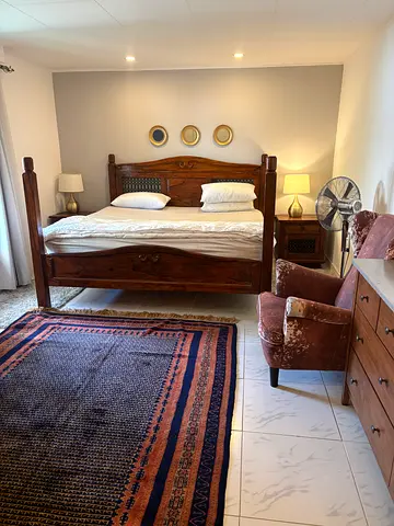 En-suite Master Room with Teak Bed - 600m from Surf Beach.