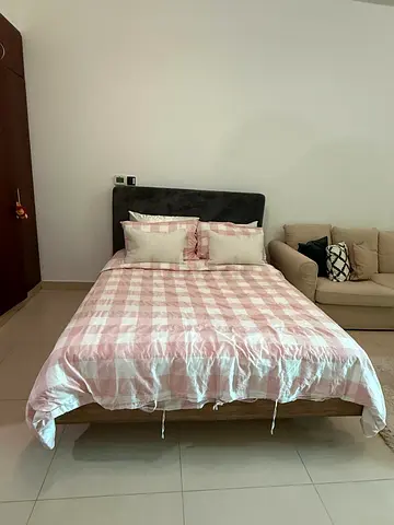 Queen bed