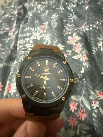 Men's analog wristwatch with black dial and brown leather strap never used