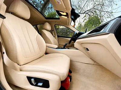 BMW 5-Series 520i Exclusive 2020 GCC Specs - Pristine Condition-3