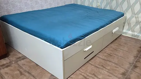 White storage platform bed with drawers - Queen size