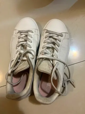 Used white women's casual sneakers, size not specified