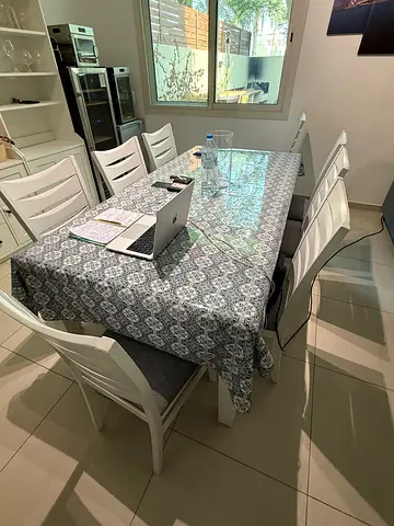 Dining table with 8 chairs in good condition