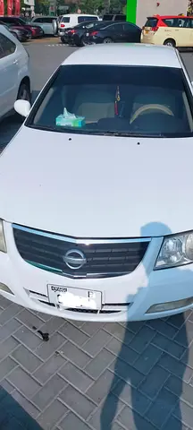 2010 Nissan SUNNY 照片 2