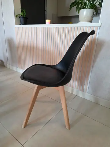 Set of 5 black dining chair with wooden legs - excellent condition