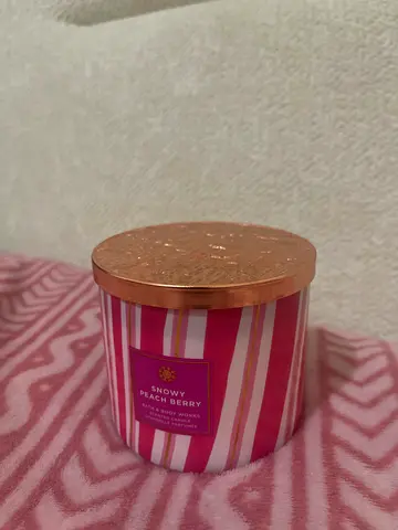 Bath & Body Works Snowy Peach Berry Scented Candle