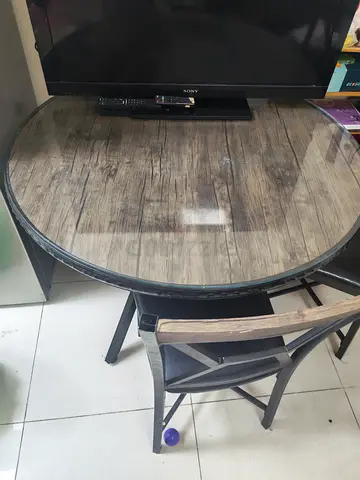 Stylish Glass Top Round Dining Table with 4 chairs