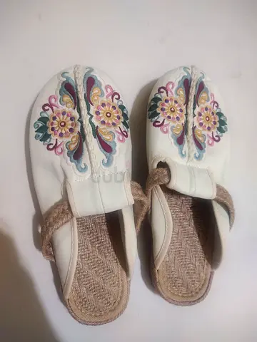 White embroidered slip-on sandals with woven sole