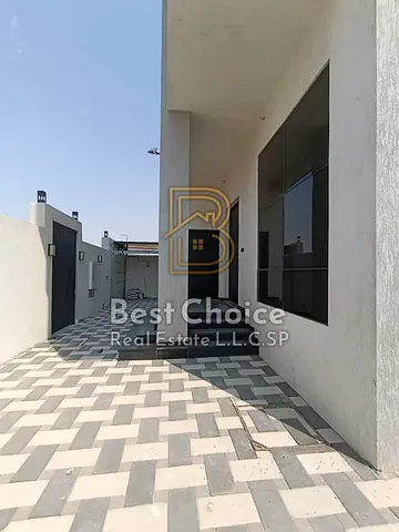 فيلا على زاوي في الحوشي فرصة للسكن والاستثمار