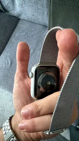 Apple Watch Series 4 with Milanese Loop - Good Working Condition