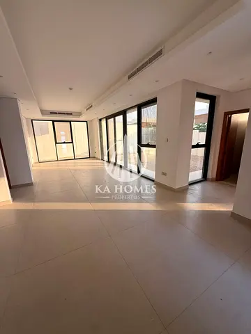 🌿 فيلا 4 غرف نوم | حديقة واسعة | تصميم مودرن | أول ساكن
