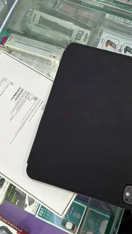 iPad Pro M5 2025 case with Smart Connector - Black (Mint Condition)