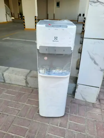 Bottom load water dispenser