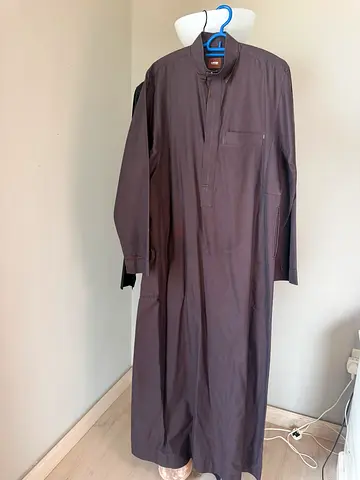 Traditional men's thobe / kandura in dark brown — excellent condition