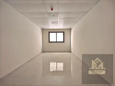 استوديو للإيجار في مويلح التجارية، الشارقة | موقف سيارات مجاني | تواصل الآن
