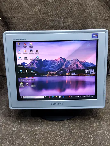 vintage Samsung SyncMaster 793DF 17-inch CRT monitor