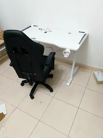 White gaming/office desk with cup holder and cable management - good condition