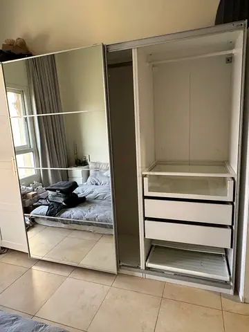 White sliding-door wardrobe with mirrored panels, 3 drawers