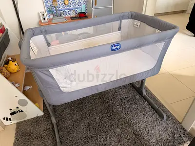 Chicco bedside bassinet / co-sleeper - light grey, gently used