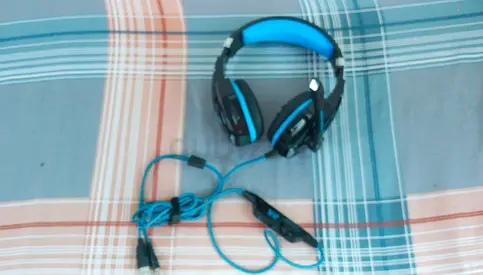 Wired over-ear gaming headset with inline mic - good condition