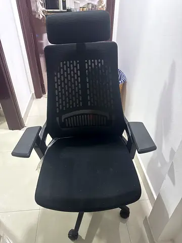 Ergonomic black mesh office chair with headrest (good condition)