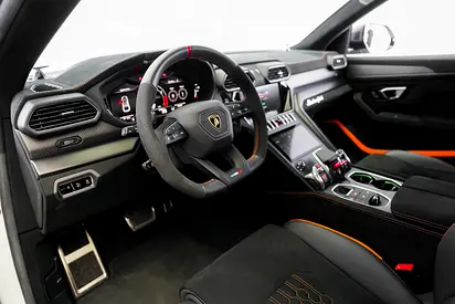 صورة 6 لـ 2023 Lamborghini URUS