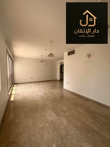 فرصة ذهبية للإيجار شقة 4 غرف وصالة بمساحات واسعة منطقة القليعة يوجد تكيف مركزي