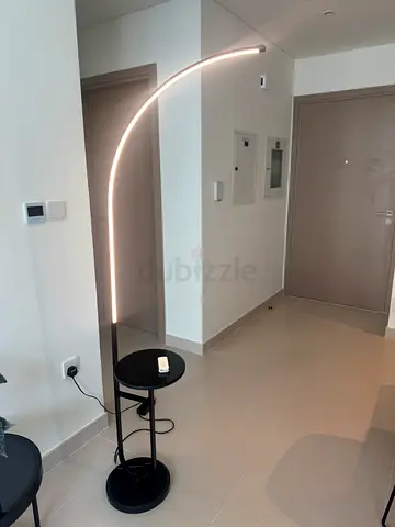 Modern arc LED floor lamp with built-in side table - black