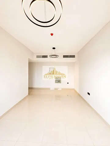 🏡 شقة واسعة (غرفتي نوم وصالة) مع شرفة ✨ ​​غرفتا نوم رئيسيتان (ماستر) 🛋️ صالة واسعة ومغلقة 🌿 شرفة خاصة 📍 موقع متميز – مدينة تلال، الشارقة
