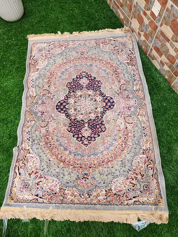 Persian-style Floral Area Rug - Light Grey with Central Medallion (Good Condition)