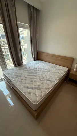 King size bed + mattress + 2 nightstands