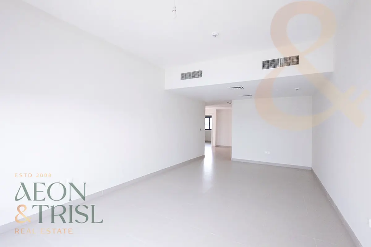 Spacious and Bright | Single Row | Park Access
