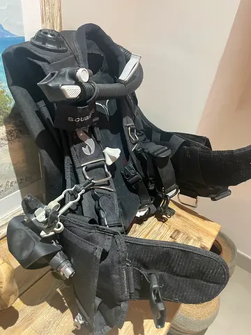 Scuba Pro Nighthawk- BCD (S) + 1 Regulator