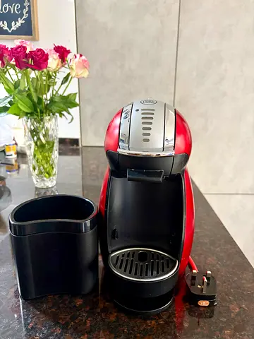 Nescaf Dolce Gusto Genio 2 Coffee Machine Red