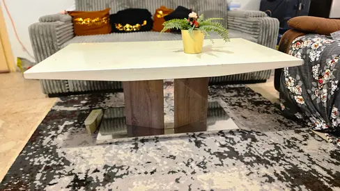 Modern rectangular coffee table with Beautiful Mirror Metal Chrome base and White Top good condition