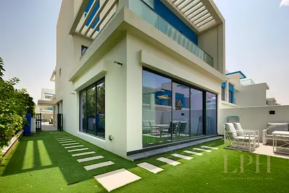 Dead-End Corner | Filtered Water | Landscaped